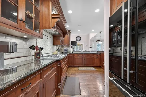 2 Crescent Court Centerport NY 11721