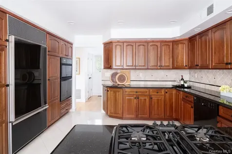 80 Deerhurst Road Scarsdale NY 10583