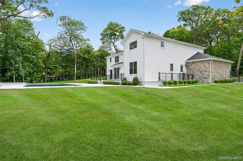 32 Pine Road Syosset NY 11791