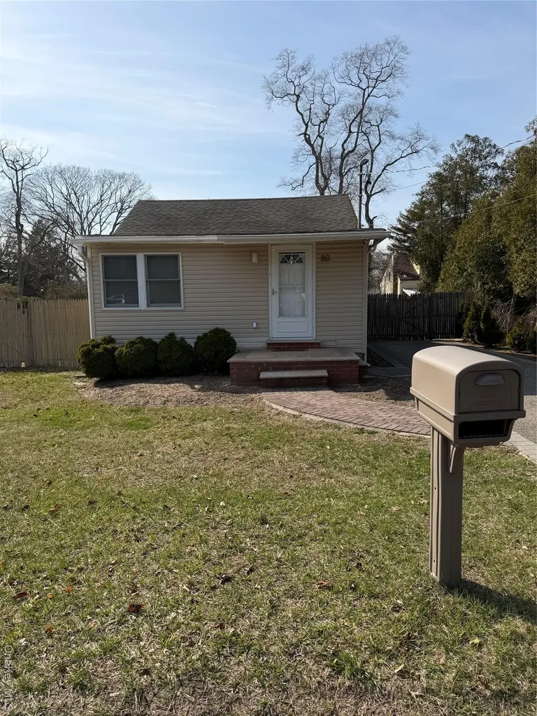 80 Earl Street Deer Park NY 11729