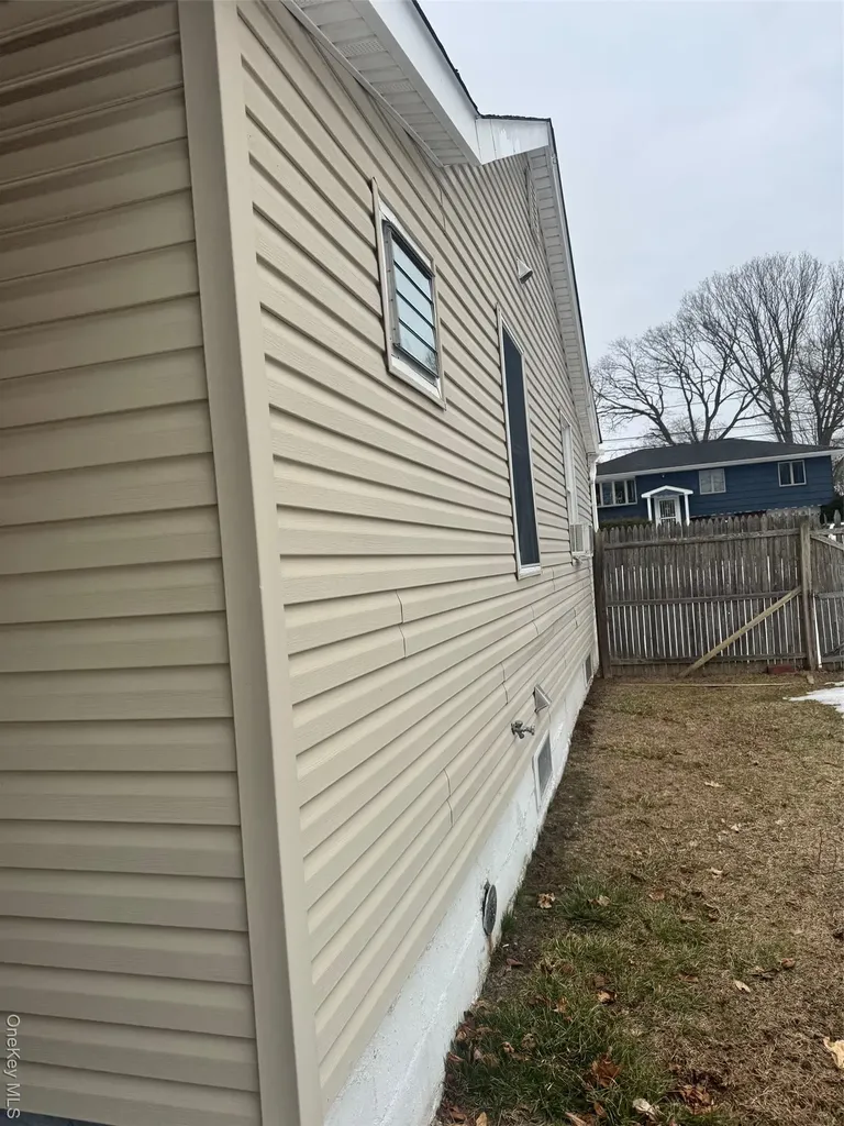 80 Earl Street Deer Park NY 11729