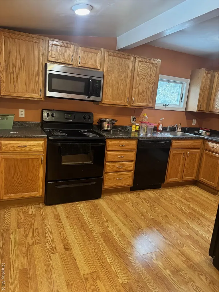 80 Earl Street Deer Park NY 11729