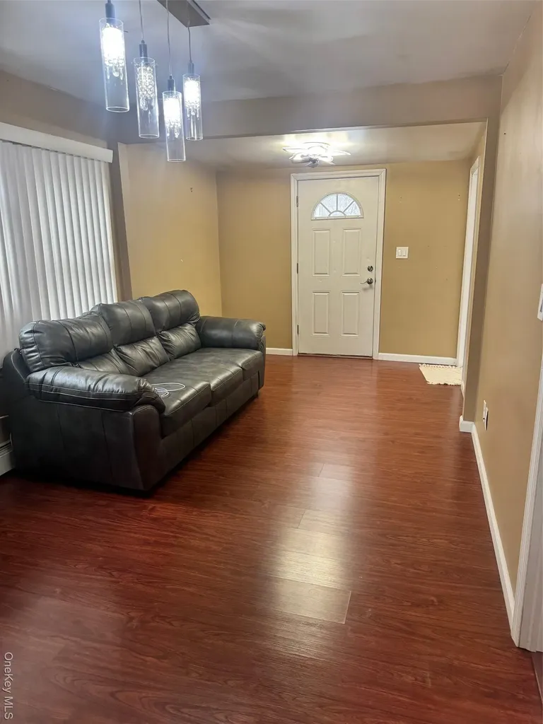 80 Earl Street Deer Park NY 11729