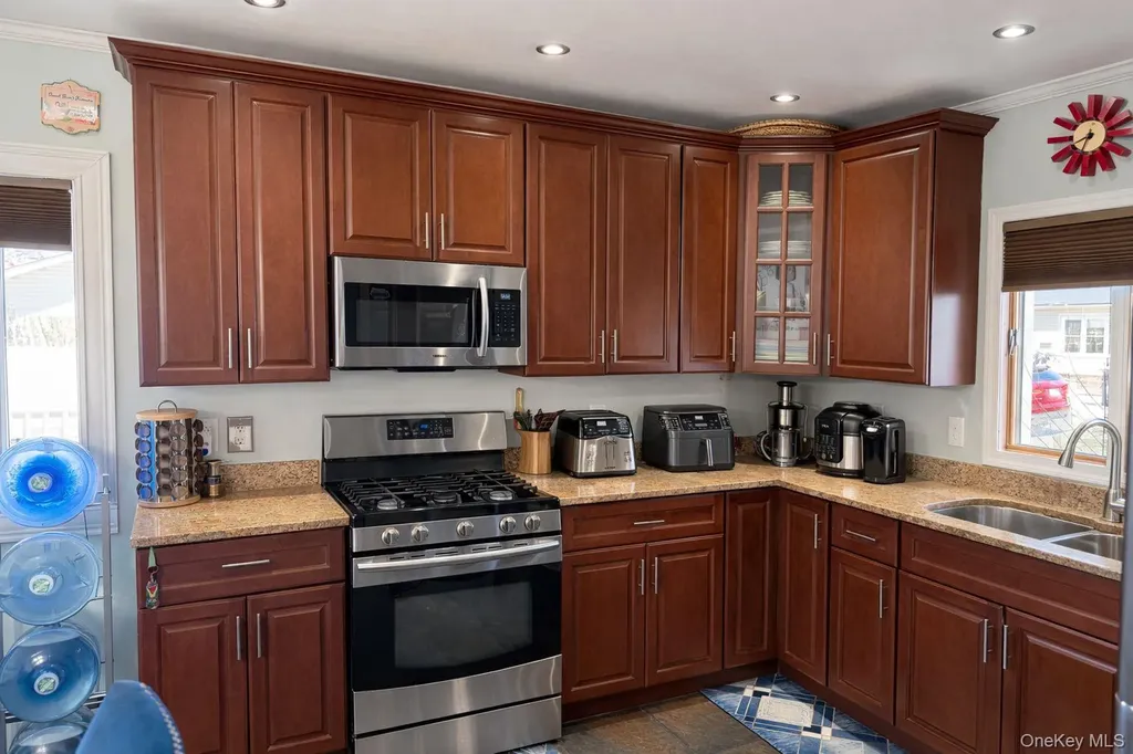 7 Meyer Avenue Lawrence NY 11559