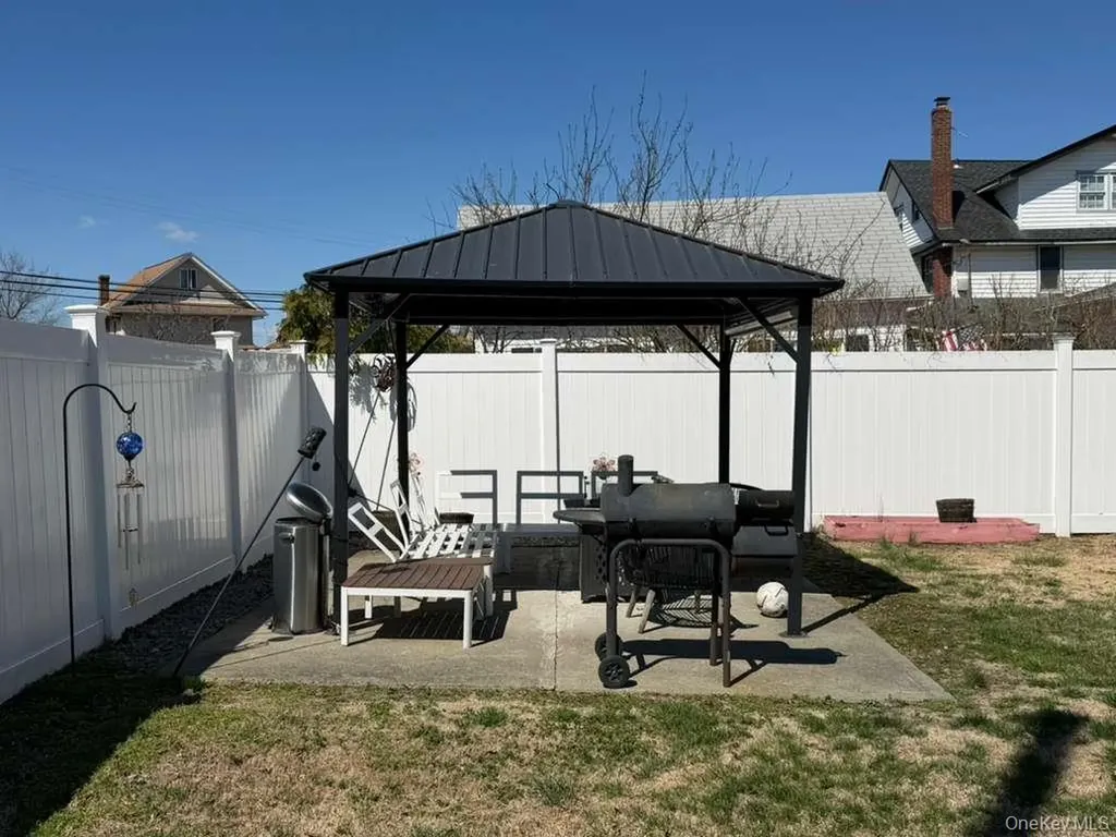7 Meyer Avenue Lawrence NY 11559