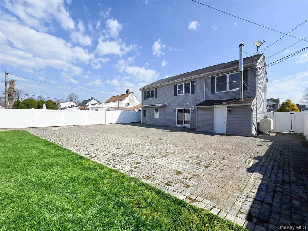 34 Arch Lane Hicksville NY 11801