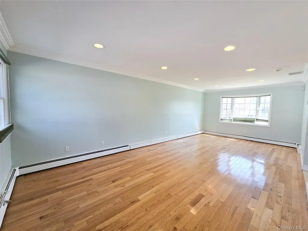 34 Arch Lane Hicksville NY 11801