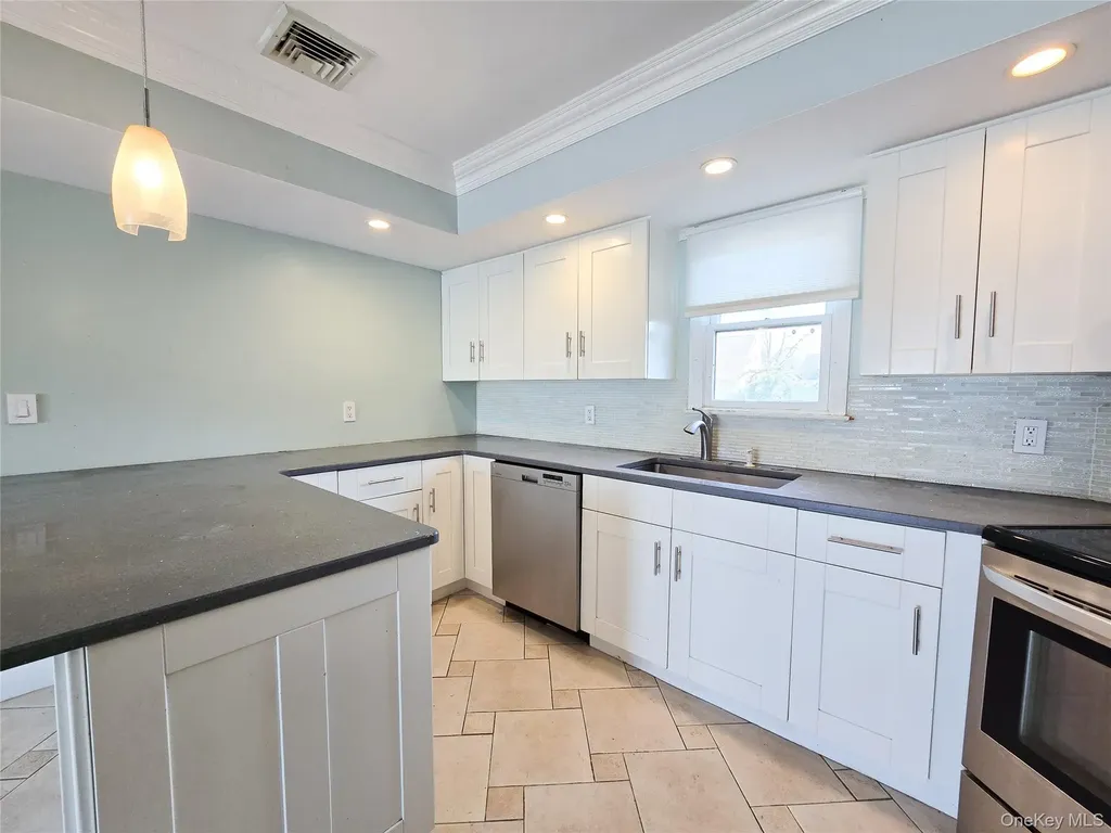 34 Arch Lane Hicksville NY 11801