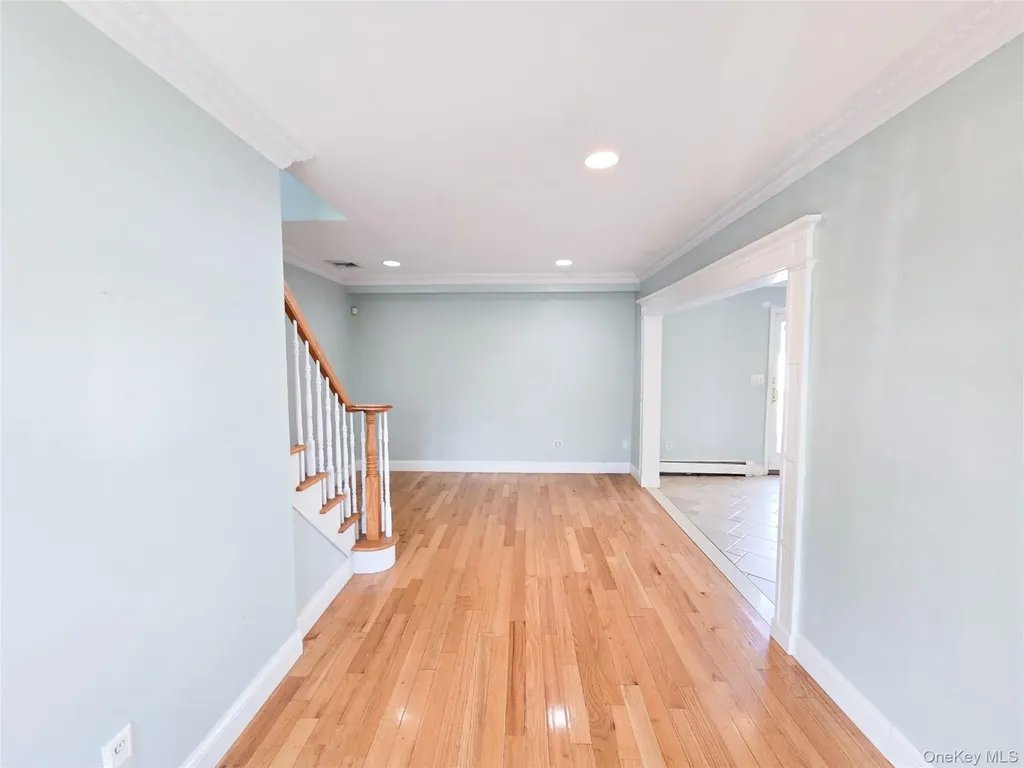 34 Arch Lane Hicksville NY 11801