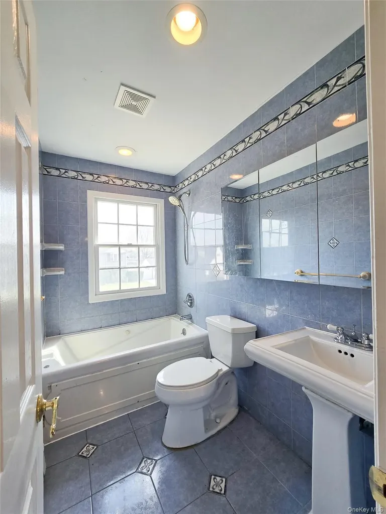 34 Arch Lane Hicksville NY 11801