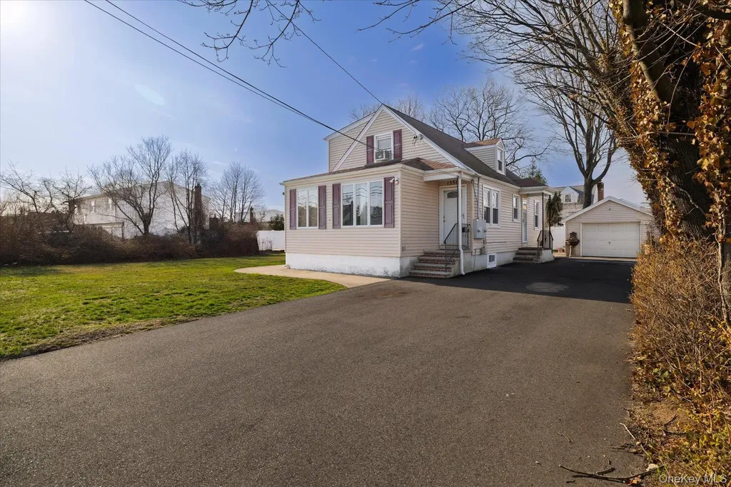1558 9th Street West Babylon NY 11704