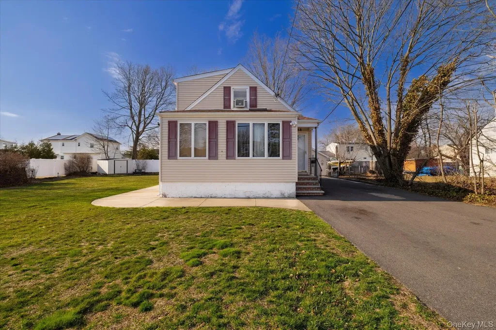 1558 9th Street West Babylon NY 11704