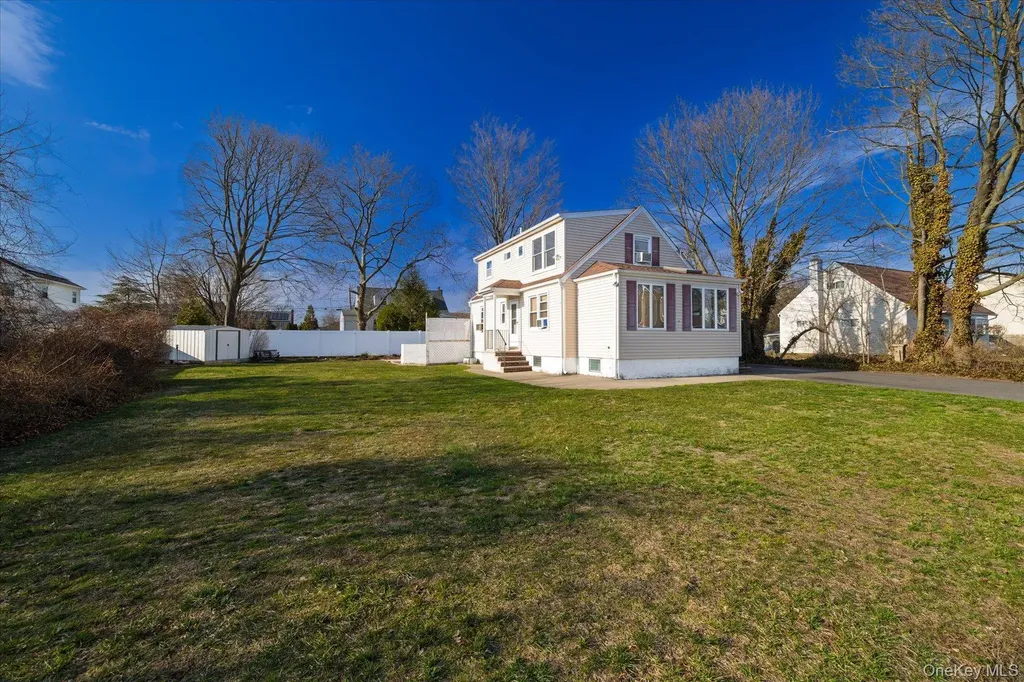 1558 9th Street West Babylon NY 11704
