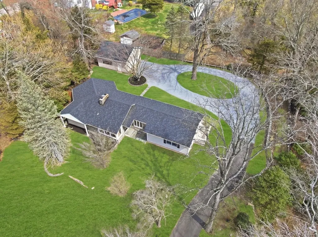11 Levon Lane Miller Place NY 11764