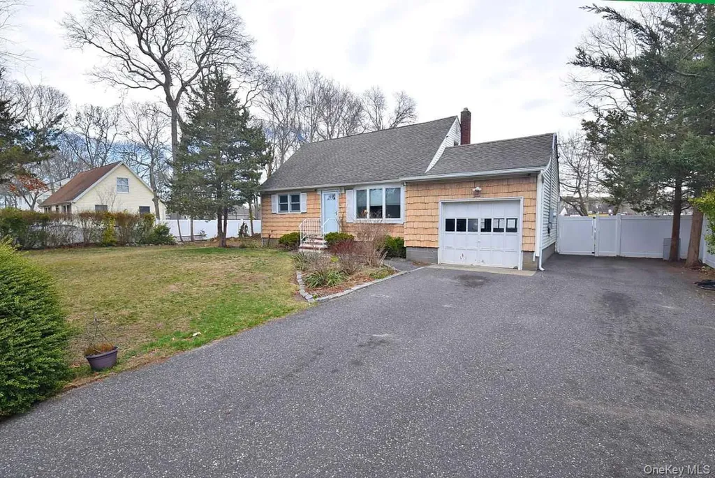 3 Windus Drive Shirley NY 11967