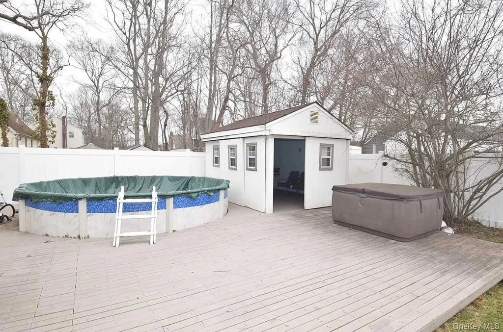 3 Windus Drive Shirley NY 11967