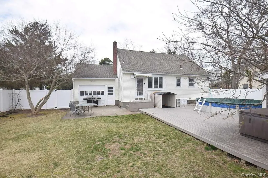 3 Windus Drive Shirley NY 11967
