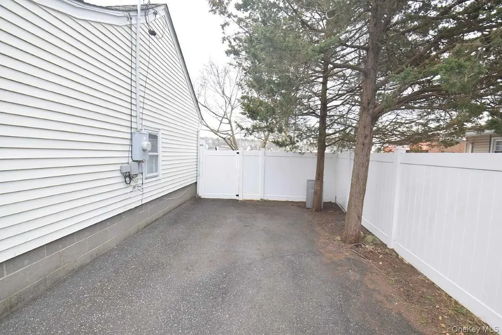 3 Windus Drive Shirley NY 11967
