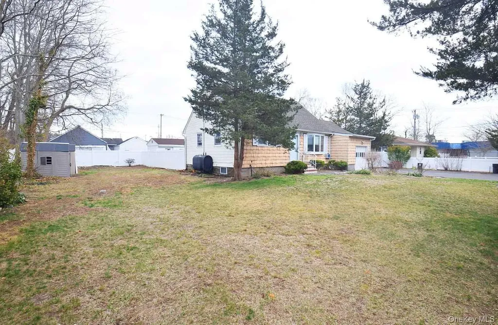 3 Windus Drive Shirley NY 11967