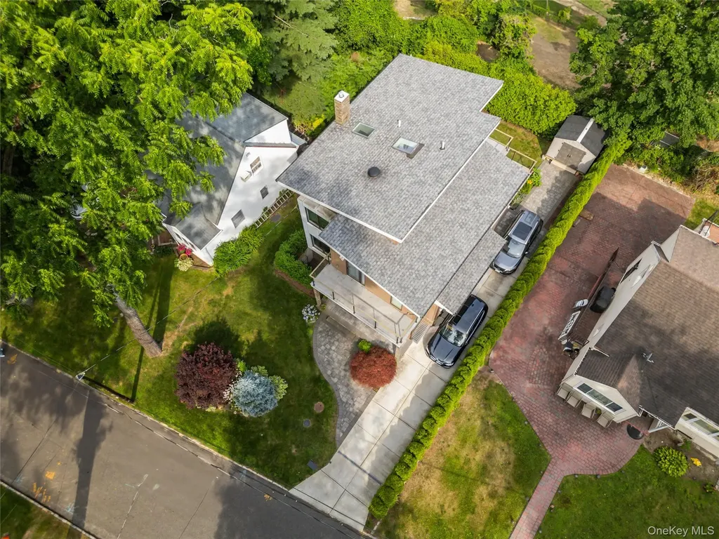 3 Hewlett Place Great Neck NY 11024