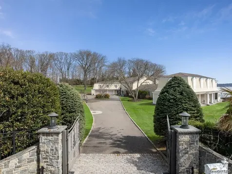 33A Beach Road Asharoken NY 11768