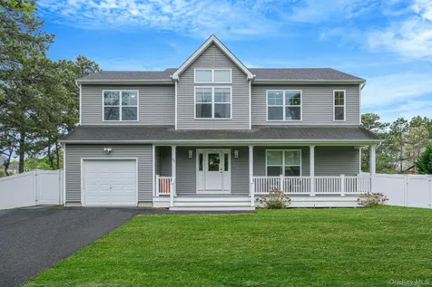 86 Country Road Medford NY 11763