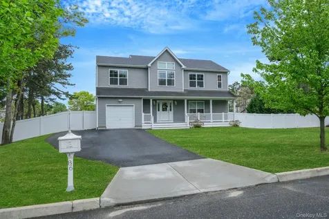 86 Country Road Medford NY 11763