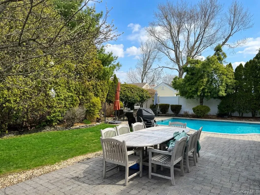 818 12th Street West Babylon NY 11704