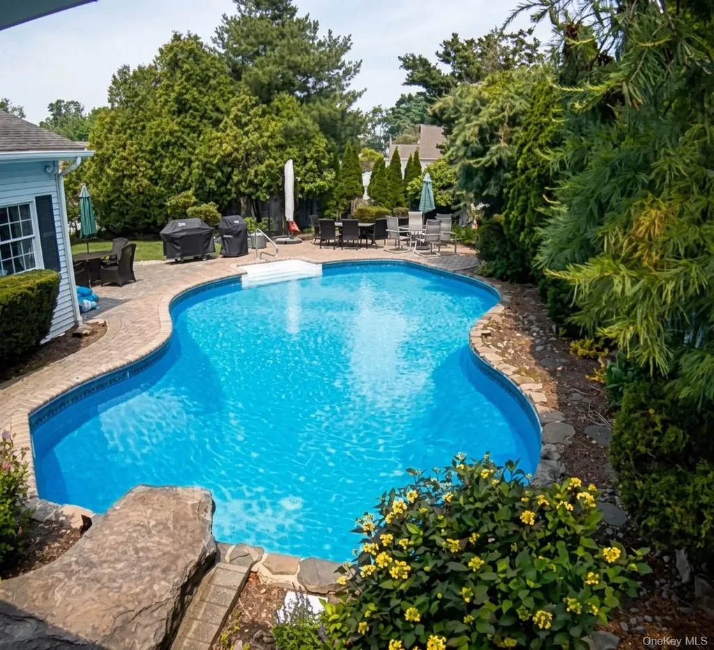818 12th Street West Babylon NY 11704