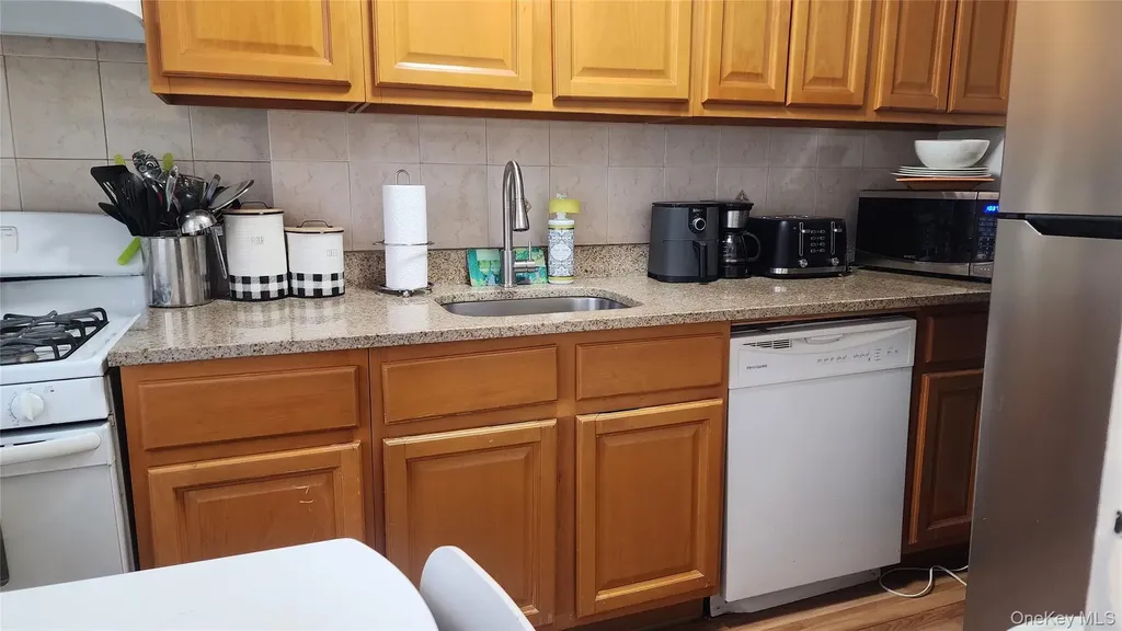 6733 223rd Road Bayside NY 11364