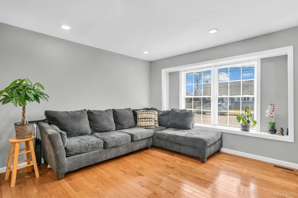 232 30th Street Lindenhurst NY 11757