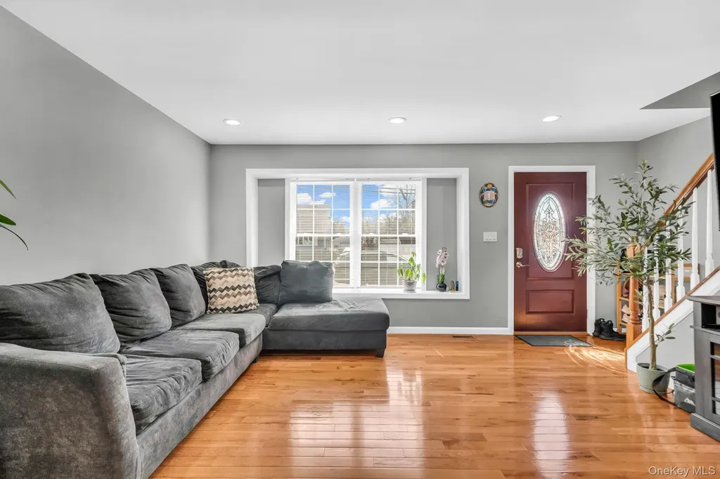 232 30th Street Lindenhurst NY 11757