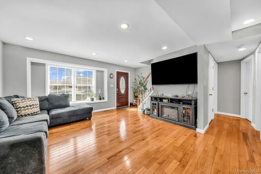 232 30th Street Lindenhurst NY 11757