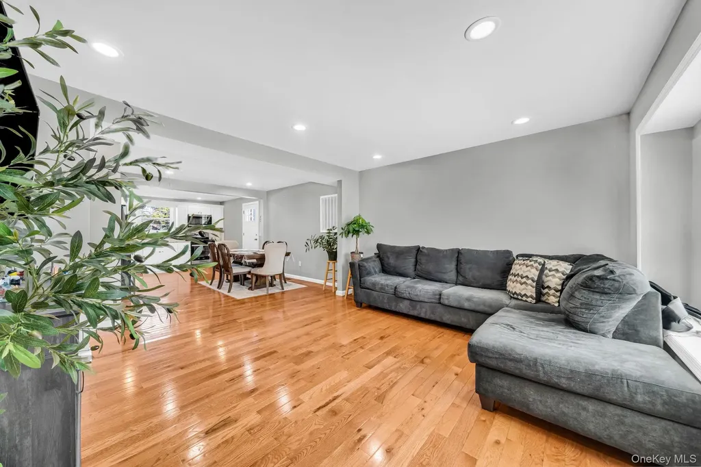 232 30th Street Lindenhurst NY 11757