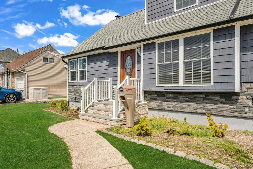 232 30th Street Lindenhurst NY 11757