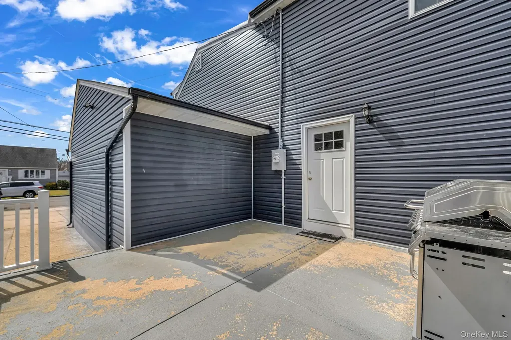 232 30th Street Lindenhurst NY 11757