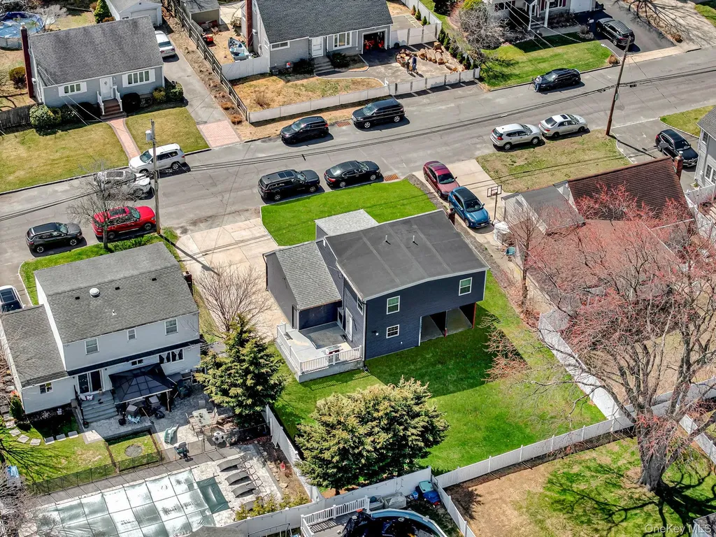 232 30th Street Lindenhurst NY 11757