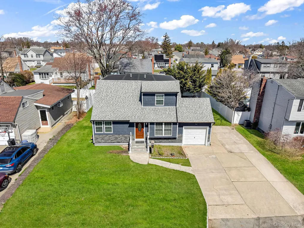 232 30th Street Lindenhurst NY 11757