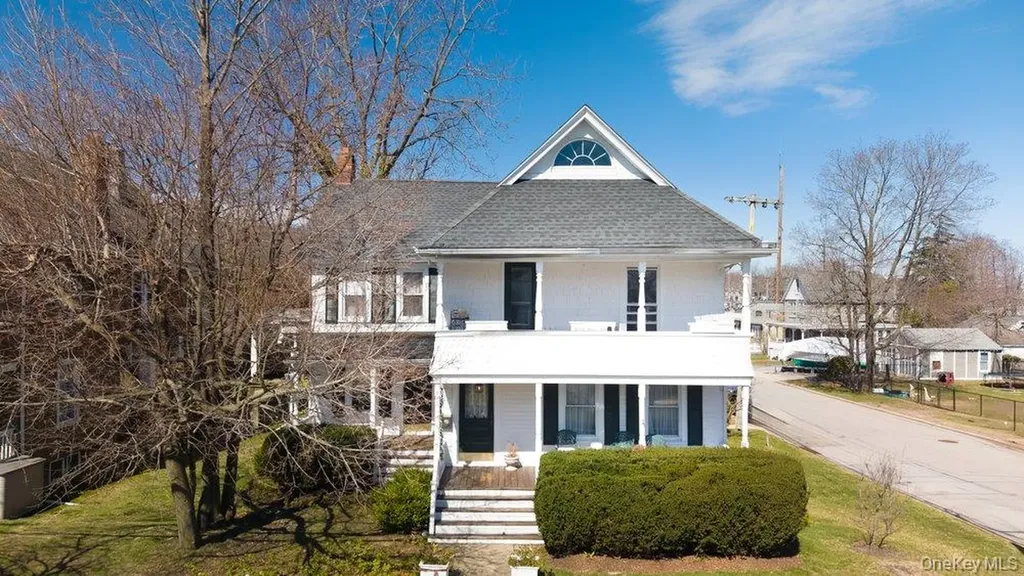 15 Bayside Avenue Oyster Bay NY 11771