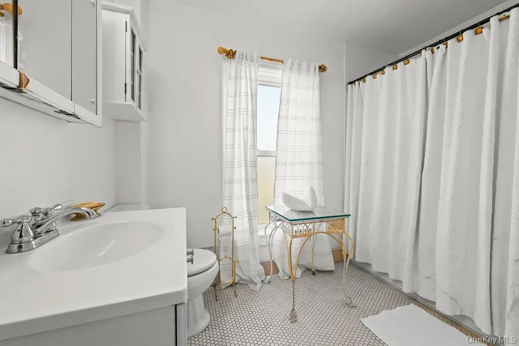 15 Bayside Avenue Oyster Bay NY 11771