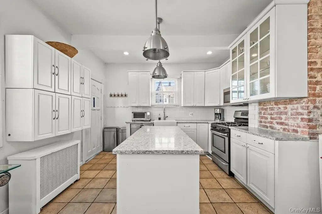 15 Bayside Avenue Oyster Bay NY 11771