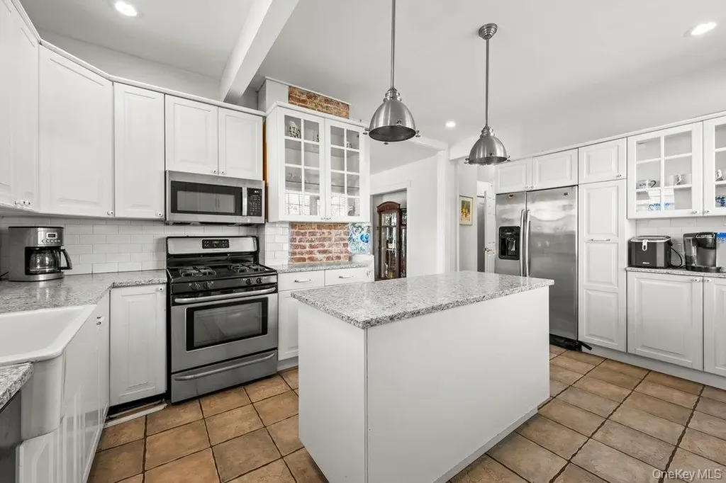 15 Bayside Avenue Oyster Bay NY 11771