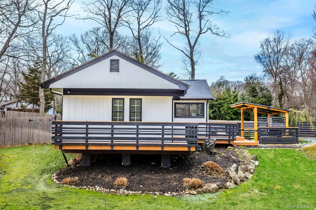 28 Old Cow Path Miller Place NY 11764
