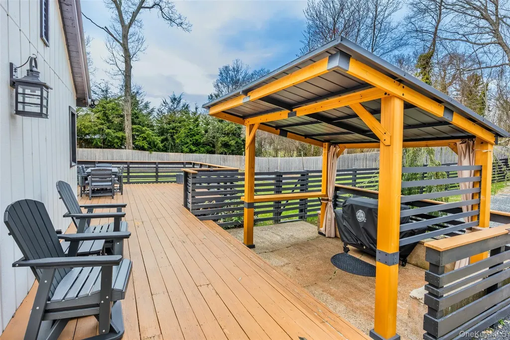 28 Old Cow Path Miller Place NY 11764