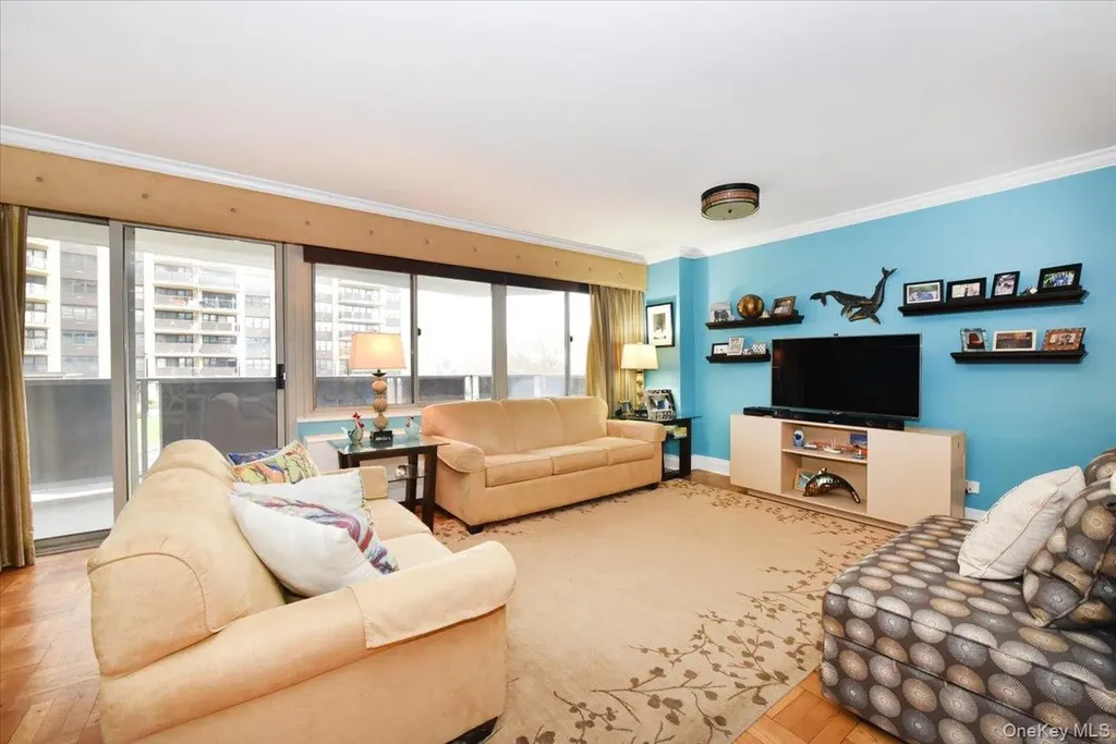 18-15 215 Bayside NY 11360