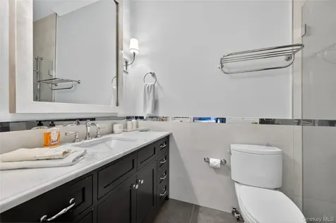 195 Feeks Lane Locust Valley NY 11560