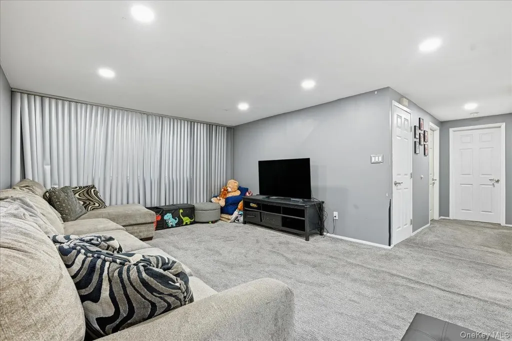 120 Bruce Terrace Mineola NY 11501