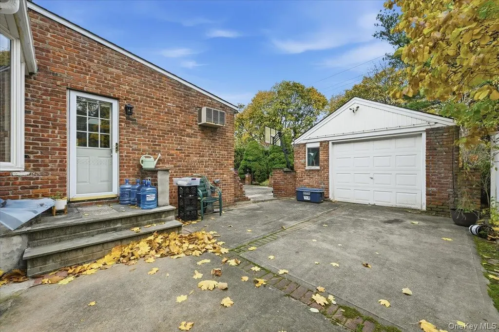 120 Bruce Terrace Mineola NY 11501