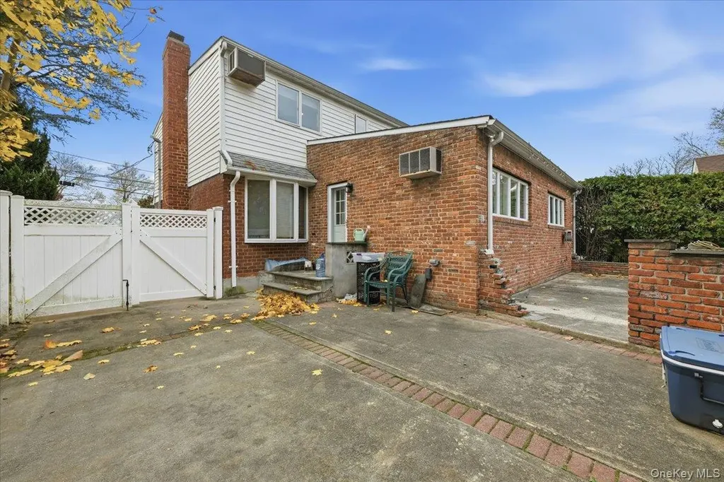 120 Bruce Terrace Mineola NY 11501