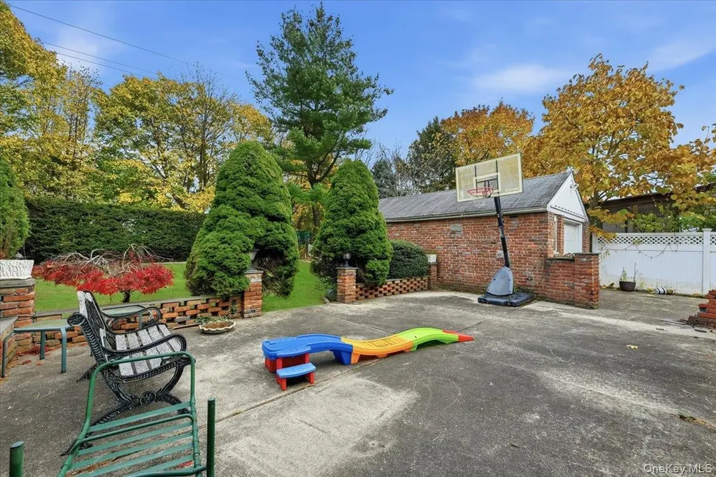 120 Bruce Terrace Mineola NY 11501